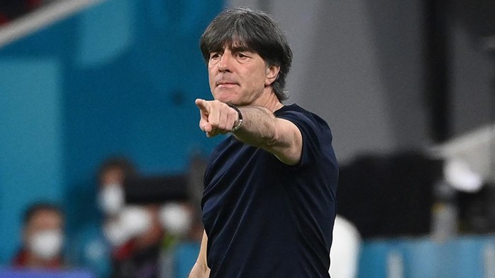 Germanys coach Joachim Loew speaks to his players during the UEFA EURO 2020 Group F football match between France and Germany at the Allianz Arena in Munich on June 15, 2021. (Photo by FRANCK FIFE / POOL / AFP)