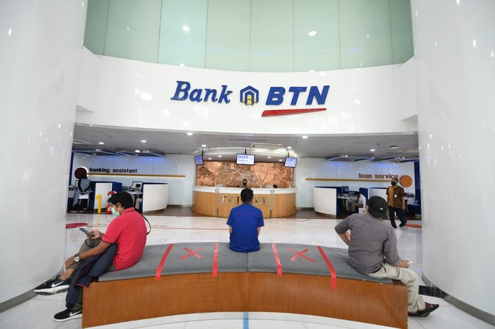 Jutaan Debitur Sudah Menikmati Subsidi Bunga dari PEN Teller melayani nasabah untuk bertransaksi di Kantor PT Bank Tabungan Negara (Persero) Tbk (BTN) Cabang Harmoni, Jakarta, Rabu (16/6/2021). Bank BTN berkonsentrasi bagaimana penyaluran dana PEN sanggup mendorong industri pembangunan perumahan sanggup terus bergerak dalam rangka mendongkrak ekonomi nasional dan penduduk tetap sanggup memiliki rumah di masa pandemi COVID-19. Dana PEN yang diposisikan di Bank BTN salah satunya sudah disalurkan dalam bentuk subsidi bunga KPR dan UMKM dengan jumlah kurang lebih meraih 1,15 juta debitur dengan nilai sekitar Rp2,49 triliun.