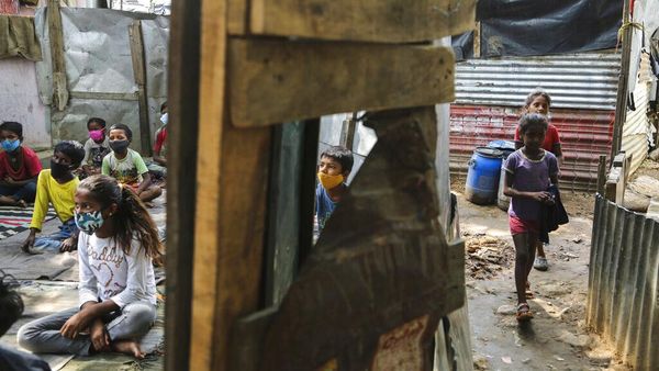Kala Anak-anak Permukiman Kumuh di India Ikut Kelas Online