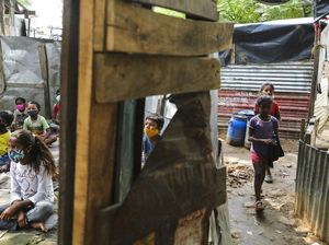 Kala Anak-anak Permukiman Kumuh di India Ikut Kelas Online Kala Anak-anak Permukiman Kumuh di India Ikut Kelas Online