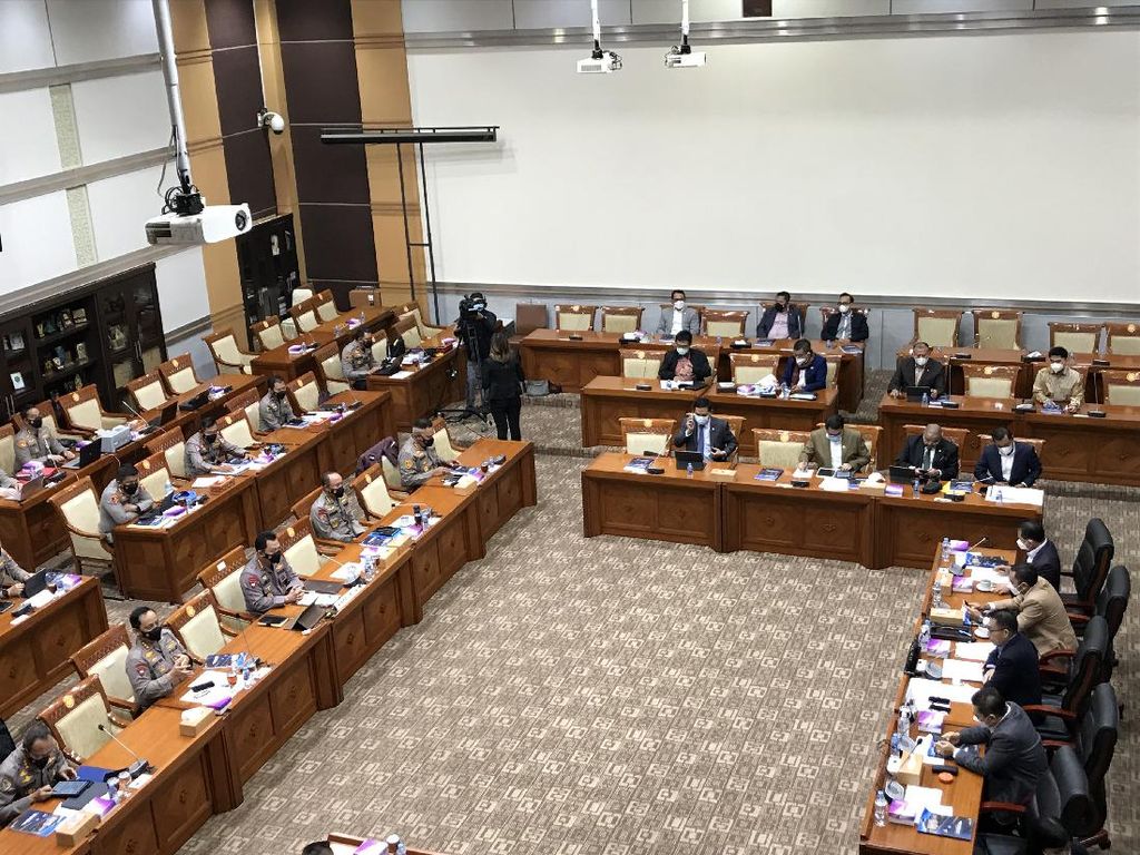 Rapat Komisi III-Kapolri Dipanaskan Ribut-ribut Status Johan Budi