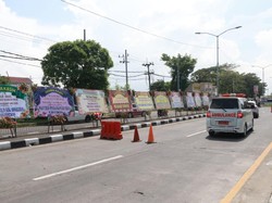 Karangan Bunga Dukung Petugas Tangani COVID-19 Bangkalan Hiasi Suramadu