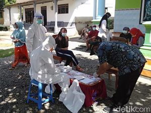 Satu Nakes Positif COVID-19 Saat Tracing-Testing Klaster Hajatan Banyuwangi Satu Nakes Positif COVID-19 Saat Tracing-Testing Klaster Hajatan Banyuwangi