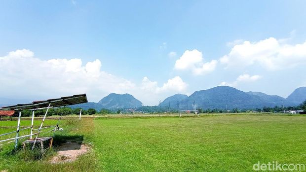 Lapangan sepakbola Desa Girinata, Kecamatan Dukupuntang, Kabupaten Cirebon, Jawa Barat ini punya pemandangan bukit yang menawan.