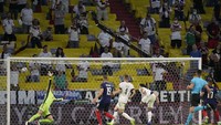 Hummels, yang menjaga Mbappe, coba menghalau bola, namun malah mengirimnya masuk ke gawang sendiri.