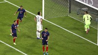 Hummels tak menyangka, bolanya masuk ke gawang sendiri. Ia menengadah ke atas tanda tak menyangka dirinya membuat kesalahan. Kemudian Neuer coba memberinya semangat, agar segera bergegas melanjutkan pertandingan.