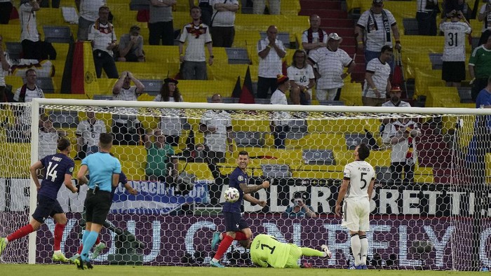 Melihat Gol Mats Hummels yang Hancurkan Timnya Sendiri France's Lucas Hernandez, centre, celebrates after Germany's Mats Hummels, right, scored an own goal during the Euro 2020 soccer championship group F match between France and Germany at the Allianz Arena in Munich, Germany, Tuesday, June 15, 2021. (AP Photo/Matthias Schrader, Pool)