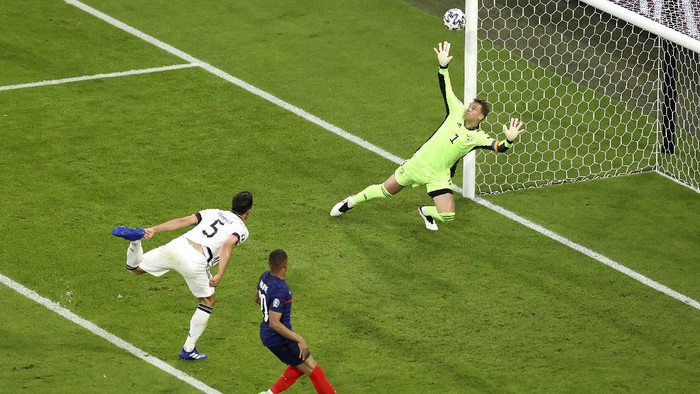 Melihat Gol Mats Hummels yang Hancurkan Timnya Sendiri France's Lucas Hernandez, centre, celebrates after Germany's Mats Hummels, right, scored an own goal during the Euro 2020 soccer championship group F match between France and Germany at the Allianz Arena in Munich, Germany, Tuesday, June 15, 2021. (AP Photo/Matthias Schrader, Pool)
