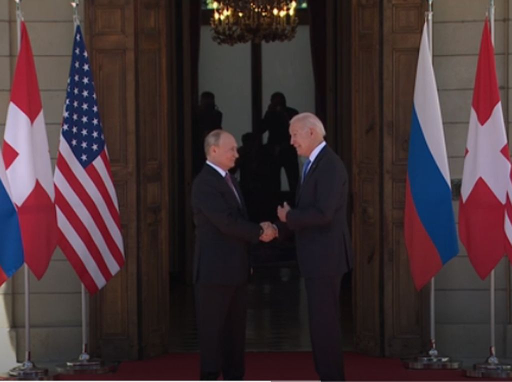 Momen Biden dan Putin Berjabat Tangan