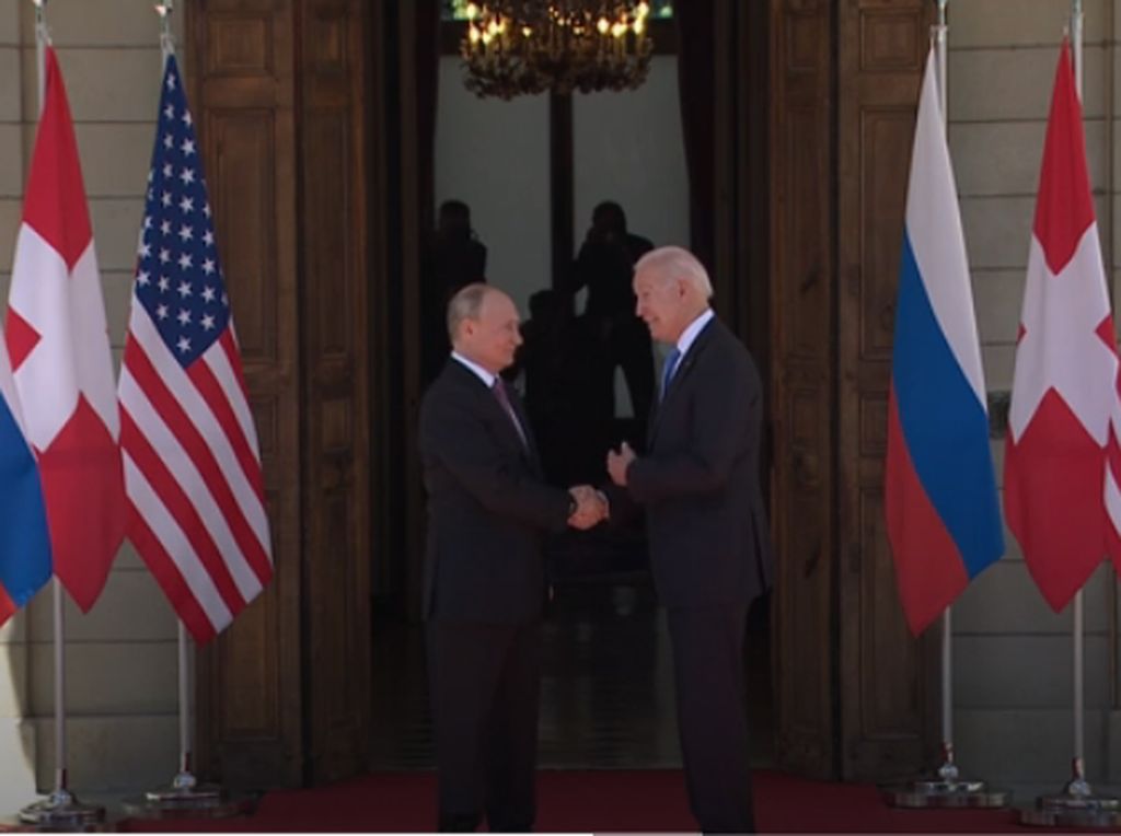 Momen Biden dan Putin Berjabat Tangan Momen Biden dan Putin Berjabat Tangan