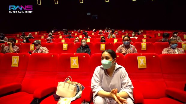 Nagita Slavina Ngidam Nonton Film, Raffi Ahmad Sewa 1 Bioskop