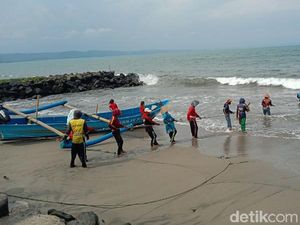 Kisah Nelayan Jaring Eret di Pantai Pangandaran