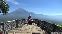 Foto: Terbang Melayang Naik Paralayang di Gunung Wayang