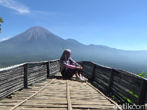 Foto: Terbang Melayang Naik Paralayang di Gunung Wayang Foto: Terbang Melayang Naik Paralayang di Gunung Wayang