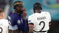 Sepanjang laga, Ruediger memang terus membayangi Pogba. Ada momen bisik-bisik di antara keduanya. (Foto: AP/Matthias Schrader)