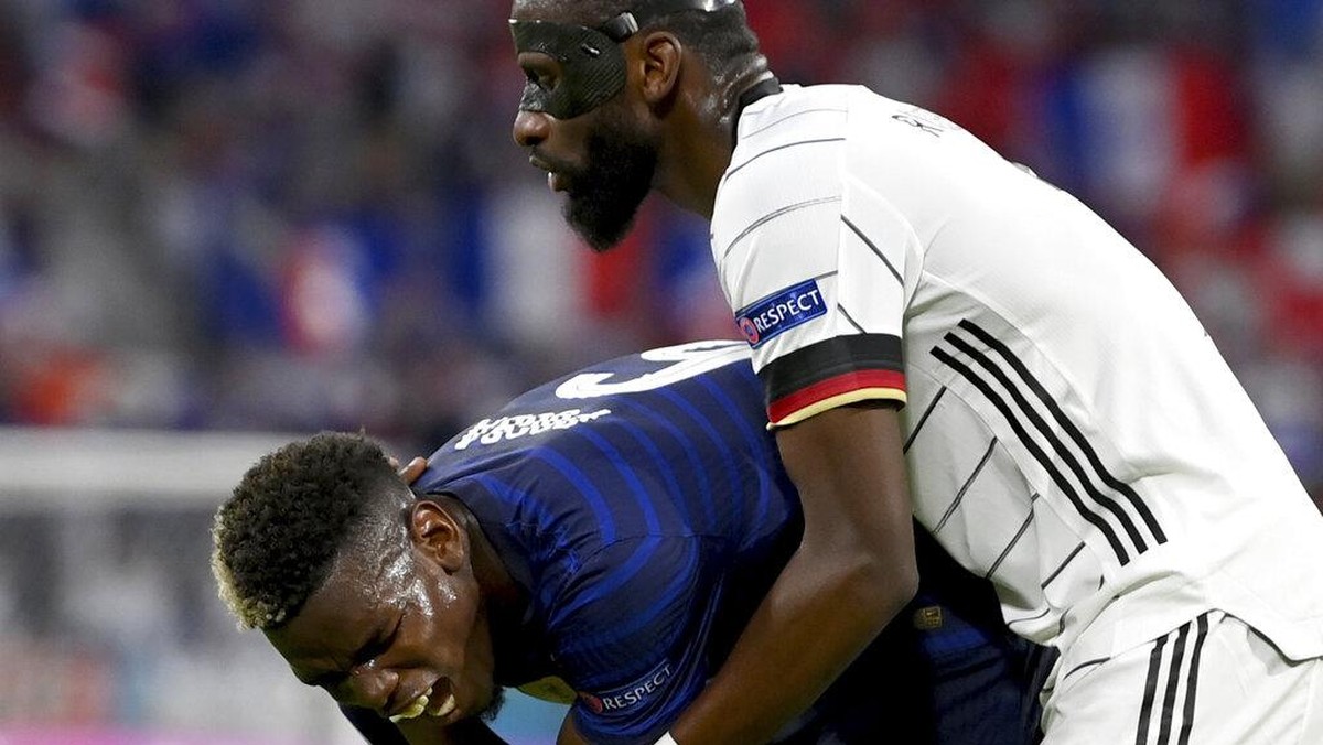 Paul Pogba dipuji karena tidak bereaksi berlebihan usai digigit Antonio Ruediger. (Foto: AP/Matthias Hangst)