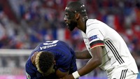 Pogba mengerang kesakitan memegangi bahunya yang kena gigit Ruediger. (Foto: AP/Matthias Hangst)