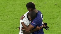 Di akhir laga, keduanya dengan sportif tetap berpelukan sekalipun sempat ada insiden gigitan. (Foto: AFP/ALEXANDER HASSENSTEIN)