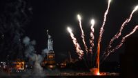 Pembatasan Dicabut, Warga New York Pesta Kembang Api