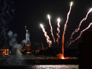 Pembatasan Dicabut, Warga New York Pesta Kembang Api