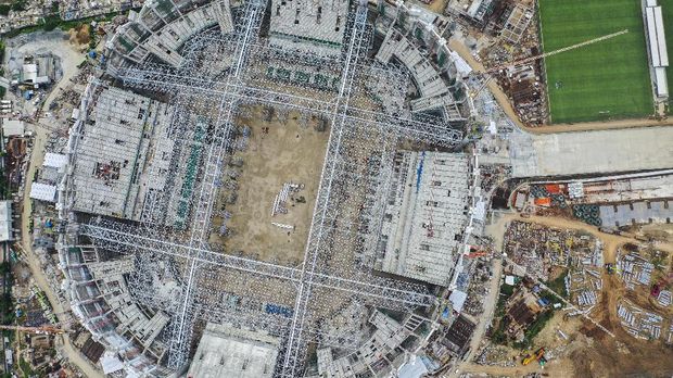 Foto aerial pembangunan Jakarta International Stadium (JIS) yang memasuki tahap pemasangan rangka atap di Papanggo, Tanjung Priok, Jakarta, Rabu (16/6/2021). Pemasangan rangka atap JIS yang memiliki berat 3.900 ton dengan bentang 269 meter tersebut menggunakan sistem 'heavy lifting' yaitu proses perakitan struktur utama dan struktur ruang dilakukan di lantai dasar untuk kemudian dilakukan pengangkatan secara bersamaan dengan sekali angkat. ANTARA FOTO/Galih Pradipta/foc.