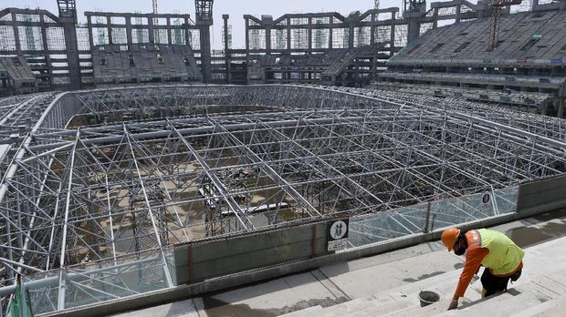 PENGANGKATAN RANGKA ATAP JAKARTA INTERNATIONAL STADIUM Pekerja mengerjakan proyek pembangunan Jakarta International Stadium di Tanjung Priok, Jakarta, Senin (7/6/2021). Proyek pembangunan stadion berkapasitas 82.000 penonton itu hingga Kamis (3/6) telah mencapai 58,2 persen dan saat ini telah memasuki proses pengangkatan rangka atap bangunan. ANTARA FOTO/Hafidz Mubarak A/rwa.