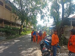 Tuntut Naik Upah, Pasukan Oranye Mogok Angkut Sampah di Karawang