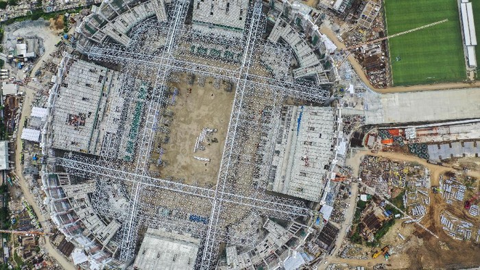 Pembangunan Jakarta International Stadium (JIS) terus berlangsung. Proses pengangkatan rangka atap JIS yang memiliki berat 3.900 ton pun berlangsung hari ini.