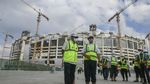 Potret Pengangkatan Rangka Atap Jakarta International Stadium