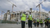 Gubernur DKI Jakarta Anies Baswedan meninjau langsung proses pengangkatan rangka atap Jakarta International Stadium.