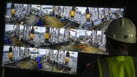 Proses pengangkatan rangka atap JIS pun mulai dilakukan hari ini.