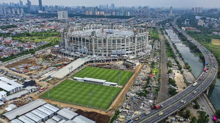 Potret Pengangkatan Rangka Atap Jakarta International Stadium Pembangunan Jakarta International Stadium (JIS) terus berlangsung. Proses pengangkatan rangka atap JIS yang memiliki berat 3.900 ton pun berlangsung hari ini.