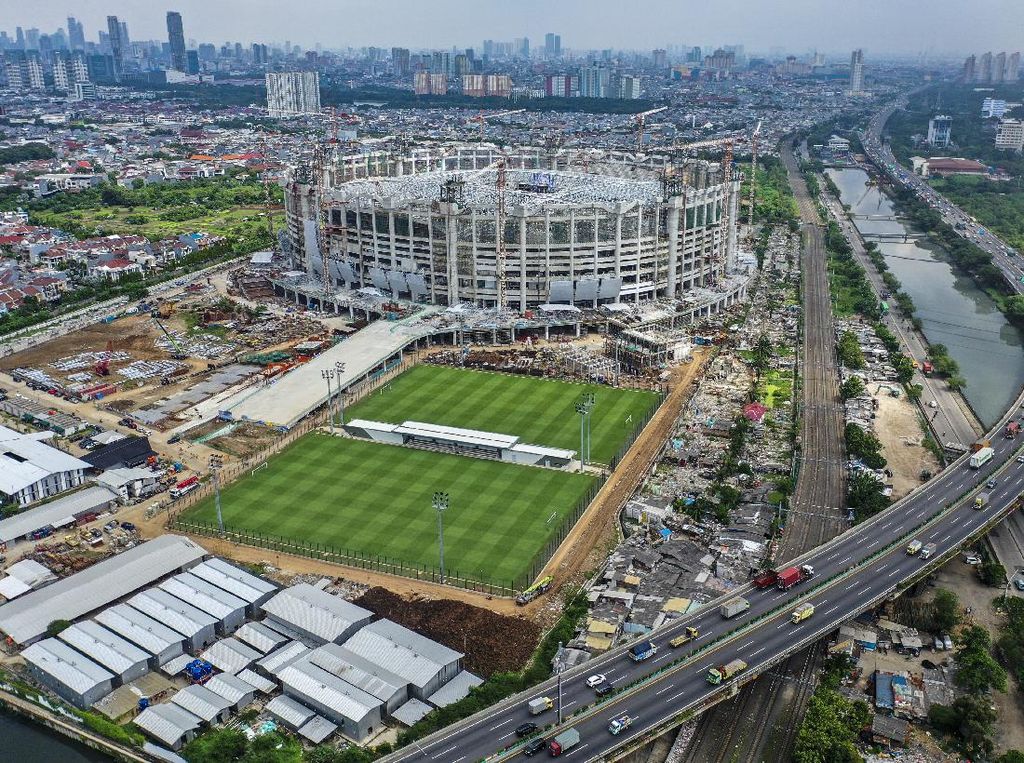Potret Pengangkatan Rangka Atap Jakarta International Stadium