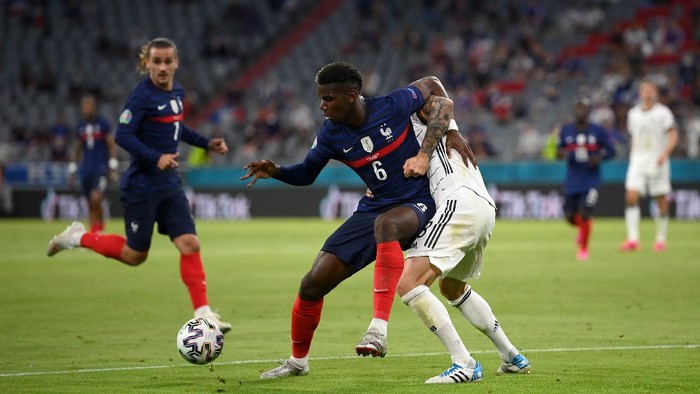 MUNICH, GERMANY - JUNE 15: Paul Pogba of France is challenged by Toni Kroos of Germany during the UEFA Euro 2020 Championship Group F match between France and Germany at Football Arena Munich on June 15, 2021 in Munich, Germany. (Photo by Matthias Hangst/Getty Images)