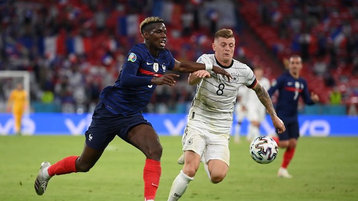 MUNICH, GERMANY - JUNE 15: Paul Pogba of France battles for possession with Toni Kroos of Germany during the UEFA Euro 2020 Championship Group F match between France and Germany at Football Arena Munich on June 15, 2021 in Munich, Germany. (Photo by Matthias Hangst/Getty Images)