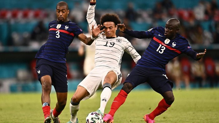 MUNICH, GERMANY - JUNE 15: Leroy Sane of Germany is challenged by Presnel Kimpembe and NGolo Kante of France during the UEFA Euro 2020 Championship Group F match between France and Germany at Football Arena Munich on June 15, 2021 in Munich, Germany. (Photo by Lukas Barth-Tuttas - Pool/Getty Images)