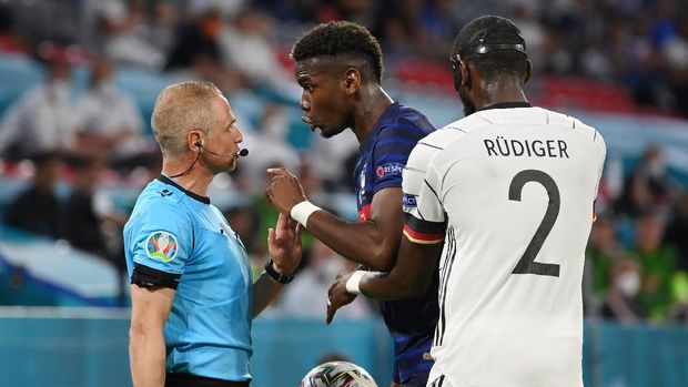 Soccer Football - Euro 2020 - Group F - France v Germany - Football Arena Munich, Munich, Germany - June 15, 2021 France's Paul Pogba remonstrates with the assistant referee as Germany's Antonio Rudiger looks on Pool via REUTERS/Matthias Hangst