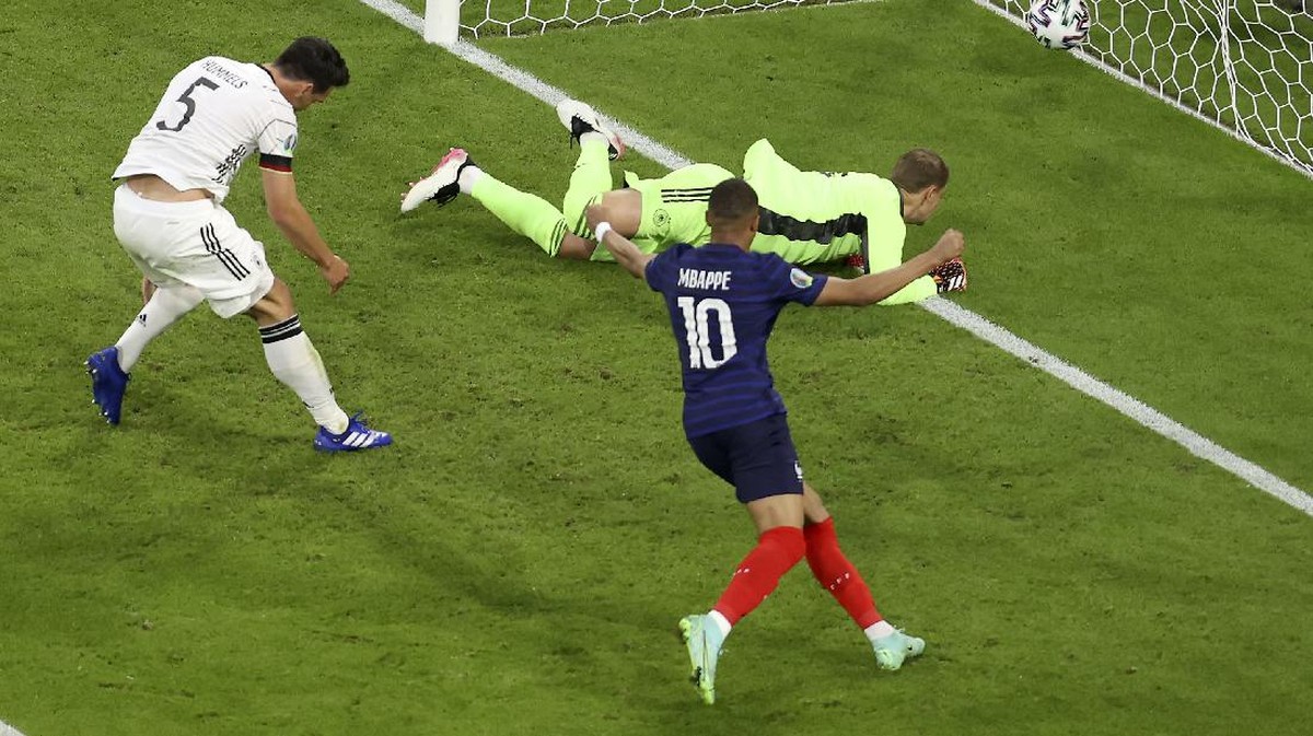 Momen Mats Hummels membuat gol bunuh diri di laga Prancis vs Jerman, yang membuat Jerman tertinggal 0-1 di babak pertama pertandingan Grup F Euro 2020, Rabu (16/6) dini hari WIB. (Foto: Alexander Hassenstein/AP)