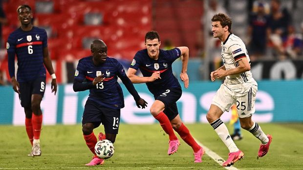 Soccer Football - Euro 2020 - Group F - France v Germany - Football Arena Munich, Munich, Germany - June 15, 2021 France's N'Golo Kante and Benjamin Pavard in action with Germany's Thomas Mueller Pool via REUTERS/Lukas Barth-Tuttas