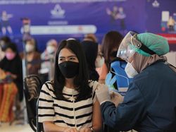 Suntik Vaksin Sambil Edukasi Layanan 5G ke Pelanggan