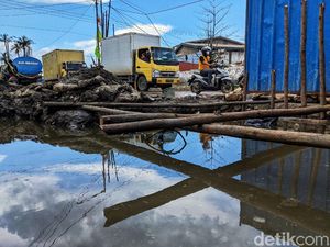 Proyek Galian Pipa Air Minum Bikin Macet Jl Benda Raya