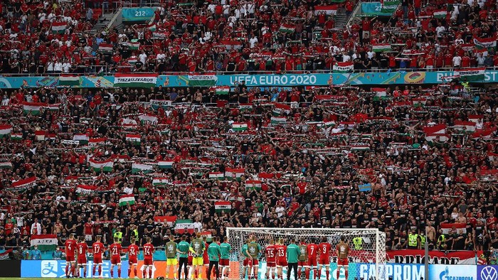 BUDAPEST, HUNGARY - JUNE 15: Players of Hungary applaud the fans following defeat in the UEFA Euro 2020 Championship Group F match between Hungary and Portugal at Puskas Arena on June 15, 2021 in Budapest, Hungary. (Photo by Alex Pantling/Getty Images)