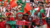 Aturan ketat juga diterapkan kepada fans Portugal. Hanya yang sudah divaksin dan negatif COVID-19 dalam tes PCR yang boleh menonton. (Foto: Getty Images/Bernadett Szabo - Pool)