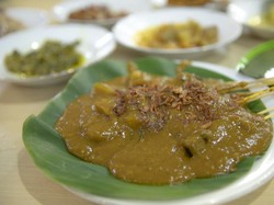 Lamak Bana! 5 Sate Padang di Jakarta yang Kuahnya Gurih Kental