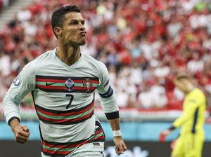 Jari Tengah Fans Hungaria untuk Cristiano Ronaldo Jari Tengah Fans Hungaria untuk Cristiano Ronaldo