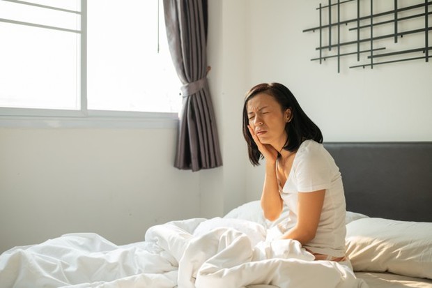 Mengompres gusi juga bisa membantu mengempeskan gusi yang bengkak. Kamu bisa menggunakan es batu jika gusi bengkak namun tidak disertai dengan berdenyut.