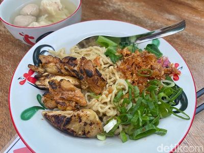 Menikmati Bakmi Ayam Oven Enak di Gang Tersembunyi SCBD