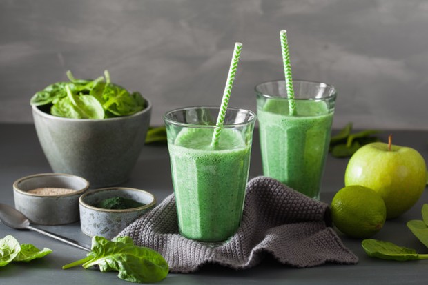 Smoothies Bayam mengandung 300 kalori dan kaya akan nutrisi seperti Vitamin C, A, K dan potasium/freepik.com