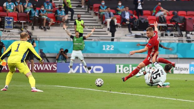 Soccer Football - Euro 2020 - Group F - Hungary v Portugal - Puskas Arena, Budapest, Hungary - June 15, 2021 Portugal's Rafa Silva in action with Hungary's Willi Orban Pool via REUTERS/Alex Pantling