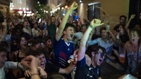 Fans tim Prancis bereaksi saat menyaksikan pertandingan grup F kejuaraan sepak bola Euro 2020 antara Prancis dan Jerman di Marseille, Prancis selatan, Selasa (15/6/2021) waktu setempat.  